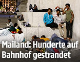 Fl&uuml;chtlinge auf einem Bahnhof in Mailand