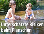 Kinder planschen im Wasser