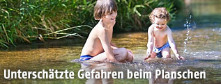 Kinder planschen im Wasser