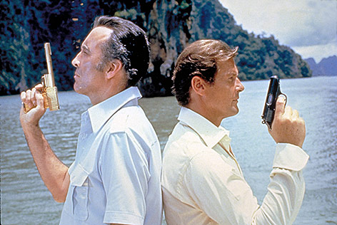 © Corbis Christopher Lee und Roger Moore in "Der Mann mit dem goldenen Colt"
