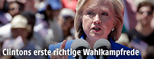Hillary Clinton bei ihrer ersten größeren Wahlkampfrede auf Roosevelt Island in New York