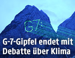 Greenpeace-Aktivisten projizieren eine Nachricht auf das Bergmassiv des Waxenstein