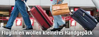Passagier mit Handgep&auml;ck am Flughafen