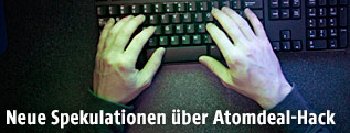 H&auml;nde auf einer Tastatur