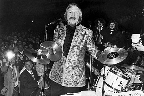 James Last erhält im November 1970 in Kiel drei Goldene Schallplatten