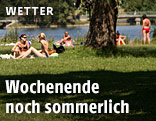 Menschen in Badebekleidung in einer Wiese