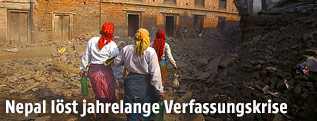 Drei Frauen vor einem zerstörten Gebäude in Bhaktapur, Nepal