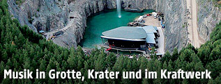 Bühne in stillgelegtem Kalksteinbruch