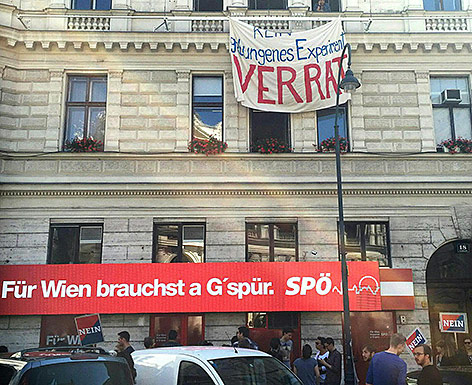 © APA/gruene.at/Jan Autrieth Protestfolder am Gebäude der Wiener SPÖ