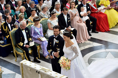 © AP/TT/Jonas Ekstromer Schwedens Carl Philip und Sofia Hellqvist bei ihrer Hochzeit am Altar