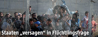 Syrische Fl&uuml;chtlinge klettern &uuml;ber Grenzzaun in die T&uuml;rkei