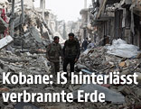 Kurdische Kämpfer in den Trümmern der türkisch-syrischen Grenzstadt Kobane