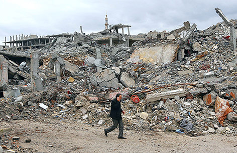 © Reuters/Osman Orsal Mann telefoniert in Kobane in den Trümmern mit seinem Handy