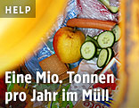 Lebensmittel in einer Abfalltonne