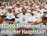 Menschen machen Yoga-Übungen