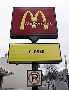 © AP/Mike Groll Hinweisschild zu einer geschlossenen McDonalds-Filiale