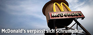Logo von McDonalds auf einem Wasserturm auf einer McDonalds-Filiale