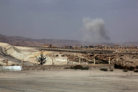© APA/EPA Rauch nach Kämpfen nahe Palmyra