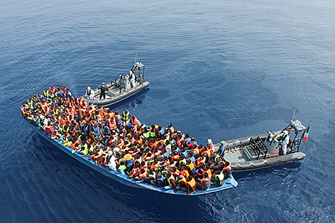 © APA/Irish Defence Forces via AP Flüchtlinge wollen auf einem Boot nach Italien kommen