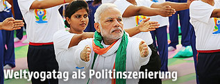 Indiens Premier Modi macht Yoga