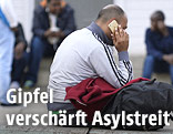 Ein Fl&uuml;chtling telefoniert