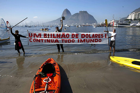© EPA/Marcelo Sayao Demonstration am Strand von Rio de Janeiro