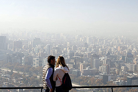 © APA/EPA/Sebastian Silva Smog über Santiago de Chile