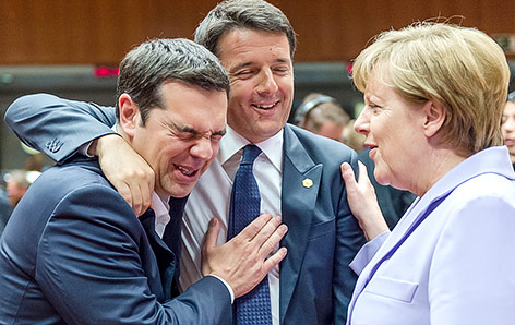 © APA/AP/Geert Vanden Wijngaert Italienischer Premier Renzi und griechischer Premier Tsipras umarmen sich lachend, daneben steht die deutsche Kanzlerin Merkel