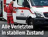 Rettungssanit&auml;ter neben Rettungsauto