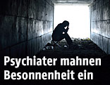 Depressiver Mann sitzt in einem Tunnel