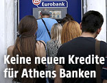 Menschenschlange vor einem Bankomaten der Eurobank Ergasias in Athen