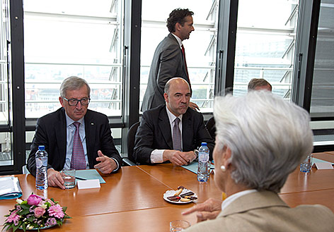 © AP/Virginia Mayo Christine Lagarde spricht mit Jean-Claude Juncker und Pierre Moscovici