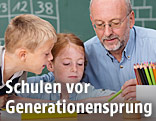 Älterer Lehrer mit Schülern