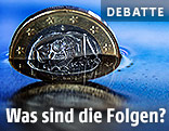 Eine in Wasser stehende griechische 1-Euro-Münze