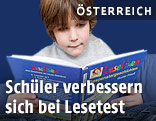 Lesendes Volksschulkind