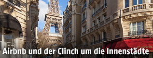 Pariser Eiffelturm zwischen H&auml;usern