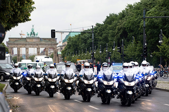 © APA/dpa/Gregor Fischer Polizisten auf Motorrädern