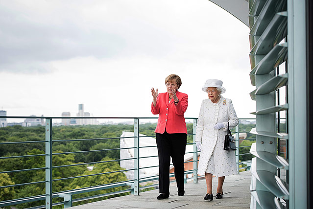 © APA/EPA/Guido Bergmann Deutsche Kanzlerin Merkel und Queen Elizabeth