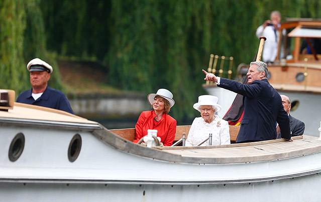 © APA/EPA/Hannibal Hanschke Queen Elizabeth und der deutsche Präsident Gauck auf einem Boot
