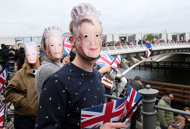 © APA/EPA/Kay Nietfeld Fans von Queen Elizabeth mit Masken