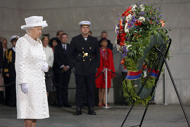 © APA/EPA/Adam Berry Queen Elizabeth während der Kranzniederlegung in der Neuen Wache