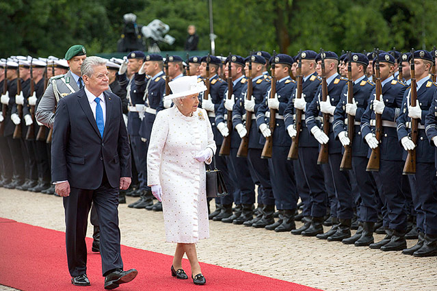 © APA/AP/Gero Breloer Queen Elizabeth und der deutsche Präsident Gauck während einer Militärparade