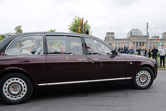 © Reuters/Wolfgang Rattay Queen Elizabeth in ihrem Bentley vor dem Berliner Reichstag