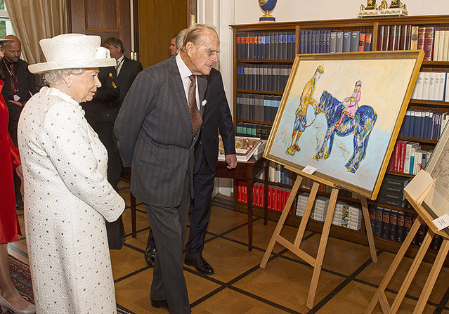 © picturedesk.com/Rex Features/REX Shutterstock Queen Elizabeth und Prinz Philip betrachten ein Gemälde mit einem blauen Pony