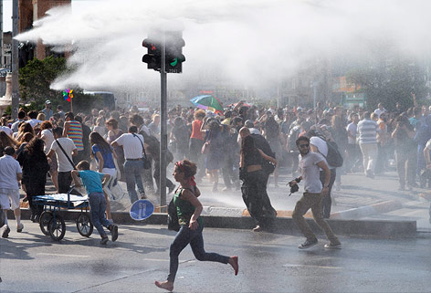 Demonstranten flüchten vor den von der türkischen Polizei eingesetzten Wasserwerfern