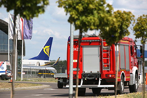 Feuerwehrwagen vor der Ryanair-Maschine
