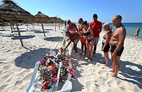 © APA/EPA/Mohamed Messara Urlauber legen Blumen am Strand nieder