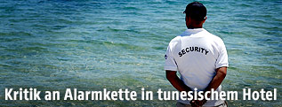 Hotelmitarbeiter sichert den Hotelstrand