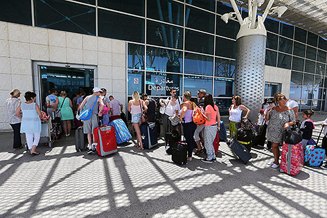 © APA/EPA/Mohamed Messara Urlauber am Flughafen von Tunesien