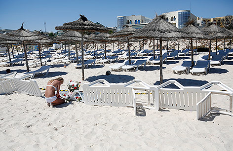 © APA/AP/Darko Vojinovic Frau trauert am Strand eines Hotels
